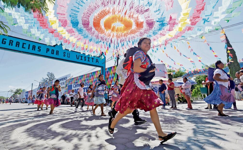 Mujeres participan con sus trajes tradicionales en la Carrera de la Tortilla, en Santa María Coapan, Puebla, con el propósito de defender la tortilla en medio del debate sobre el uso de maíz transgénico. Foto: Hilda Ríos / EFE