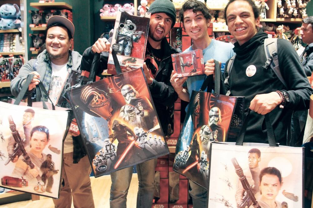 La campaña de publicidad "Force Friday" incluyó un unboxing (desempaque) global de 18 horas (GEORGE NIKITIN. AP)