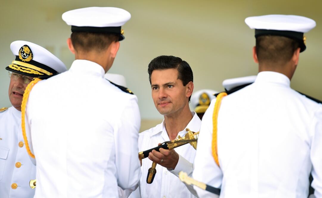 El presidente Enrique peña Nieto entrega a los graduados el Sable de Mando. /Especial