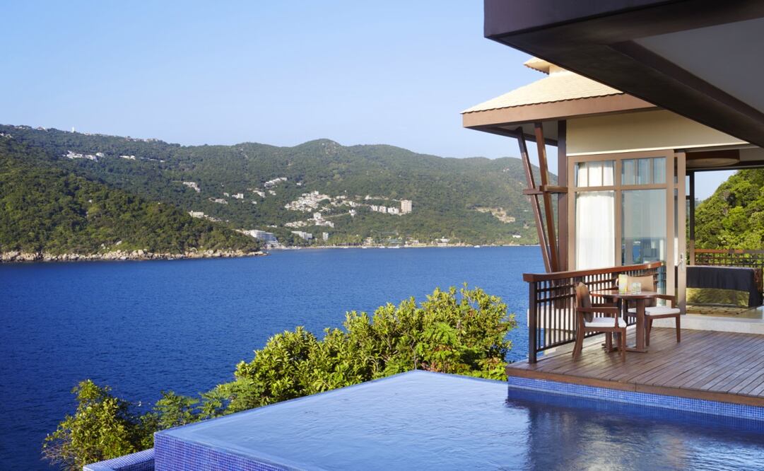 Una suite con alberca privada y vista a la bahía del hotel Banyan Tree Cabo Marqués, en Acapulco. Foto: Cortesía