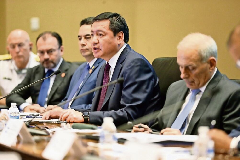 Los titulares de la SRE, Luis Videgaray (segundo de izq. a der.), y de Segob, Miguel Ángel Osorio Chong (centro), así como el secretario de Seguridad de EU, John Kelly (der.), participaron en una conferencia sobre prosperidad y seguridad en AL. (CHARLES )