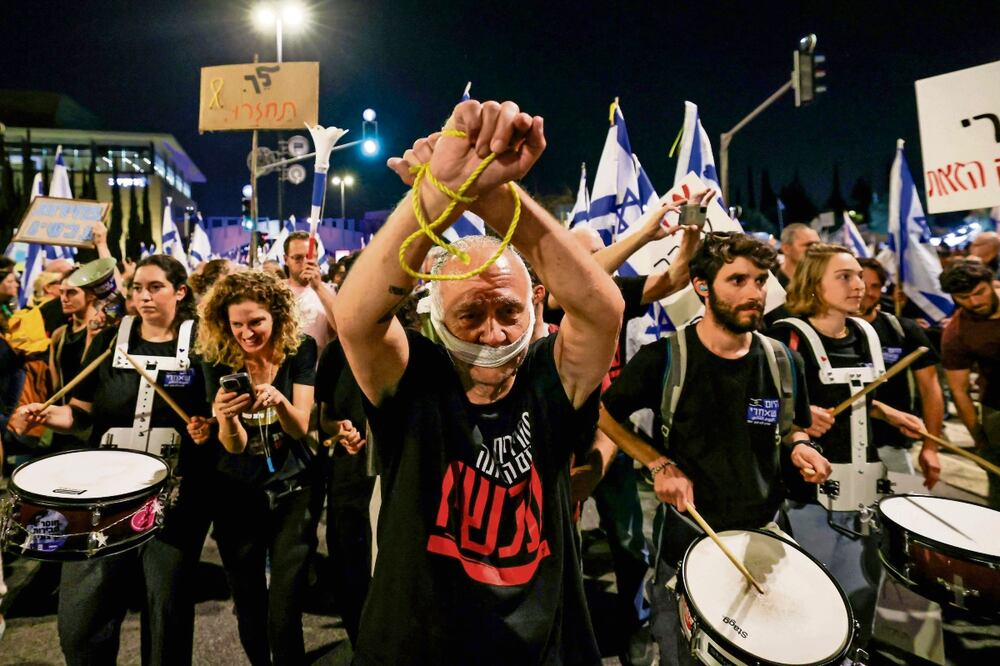 La multitud de manifestantes se extendió por cuadras alrededor de la Knesset (parlamento israelí) y los organizadores prometieron continuar la protesta tres días más. Foto: AFP