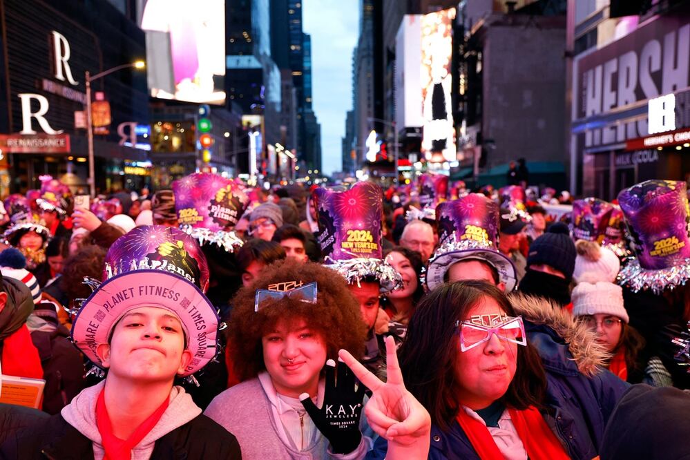 Asistentes se preparan para celebrar el baile de Nochevieja en Times Square el 31 de diciembre de 2024, en la ciudad de Nueva York. Foto: AFP