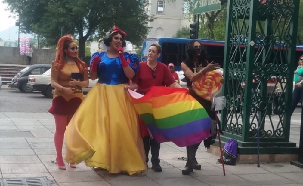 Drags Queens de NL se manifiestan con lecturas contra diputado local de Morena