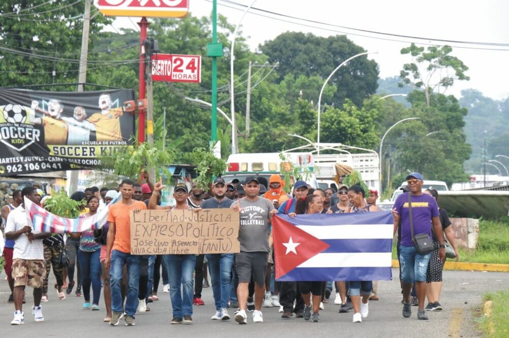 Protestan migrantes. Unos 200 cubanos marcharon ayer de la Estación Migratoria Siglo XXI a la presidencia municipal de Tapachula. Foto/MA. DE JESÚS PETERS. EL UNIVERSAL