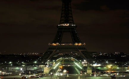 Torre Eiffel apaga sus luces por Hora del Planeta