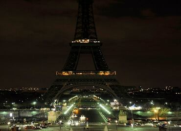 Torre Eiffel apaga sus luces por Hora del Planeta