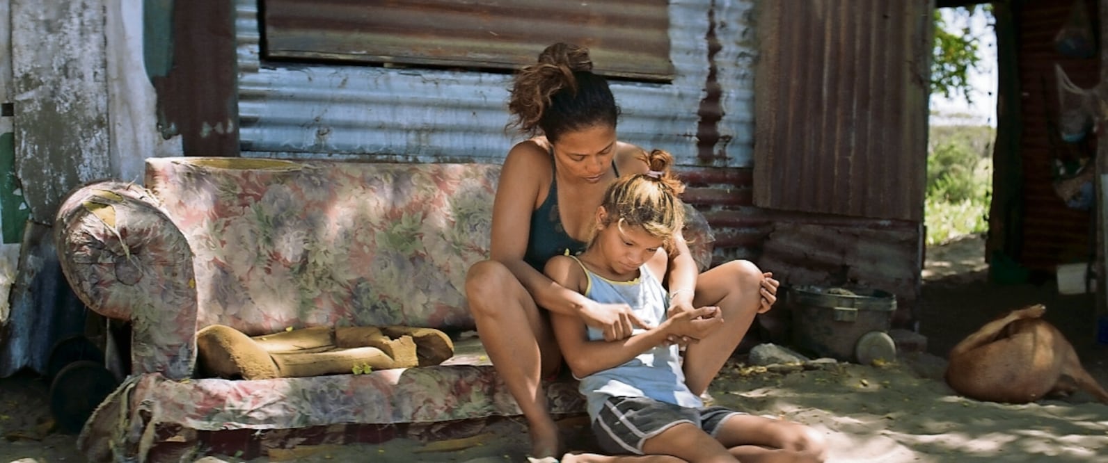 Virginia Raquel Sevilla es, en la ficción, mamá de María (Ara Alejandra Medal). Foto: Interior XIII