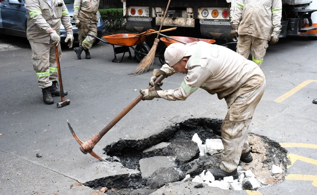 Reparan hundimiento en avenida Adolfo Prieto tras incidente con camión repartidor en la Del Valle. Foto: Especial