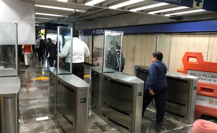 Instalan nuevos torniquetes en el Metro Zócalo de la línea 2