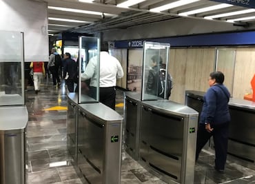Instalan nuevos torniquetes en el Metro Zócalo de la línea 2