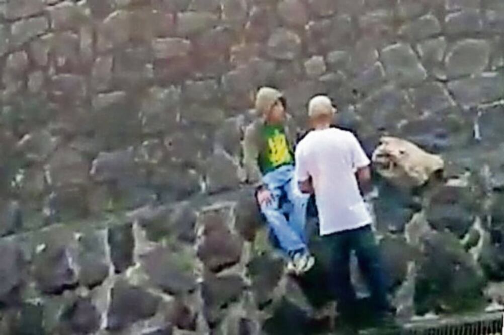 Los jóvenes siguen con la venta de droga, a menos de 50 metros donde están estacionados cuatro autos y una camioneta de vigilancia de la UNAM. (EL UNIVERSAL)