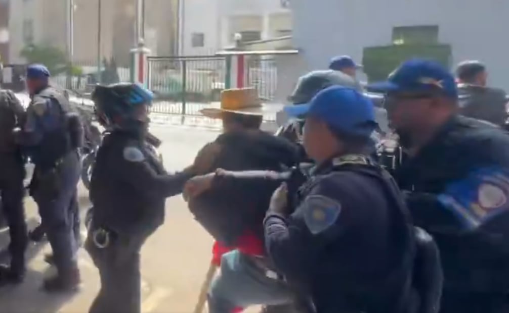 Durante la grabación se observa que algunas personas intentan impedir la acción de los policías y se escuchan reclamos de quienes presencian el hecho.
Foto: Especial.