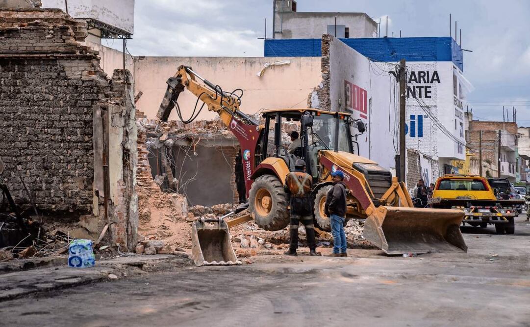 El edificio de la comandancia de la policía municipal de Ojocaliente, blanco de un ataque con cochebomba la noche del domingo, fue demolido este martes. Foto: DIANA VALDEZ/EL UNIVERSAL