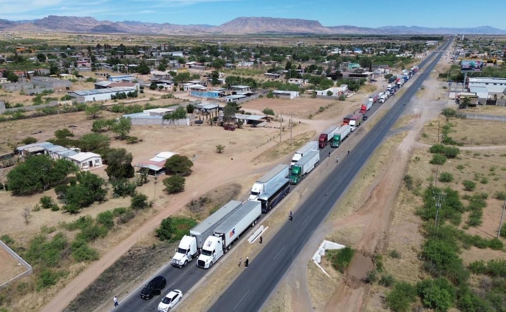 En las carreteras de Chihuahua hay decenas de vehículos de carga, camiones de viaje y automovilistas varados debido a los bloqueos. | Foto: Especiales.