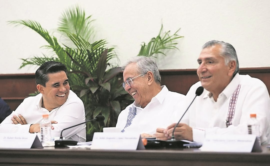 Adán Augusto López (der.) se reunirá con legisladores y alcaldes de todo el país para dialogar en torno a la reforma a Fuerzas Armadas.