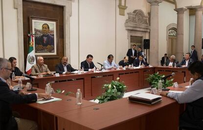 Osorio Chong y campesinos analizan situación del campo