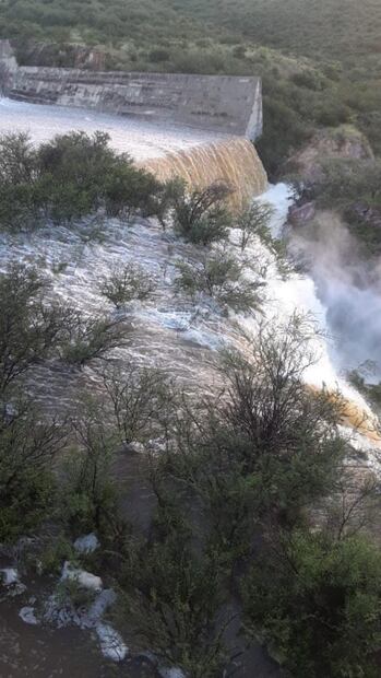 Rescate "vaquero" en Sonora: “lazan” a hombre arrastrado por fuerte corriente en río