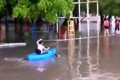 Joven aprovecha inundaciones para pasear en kayak