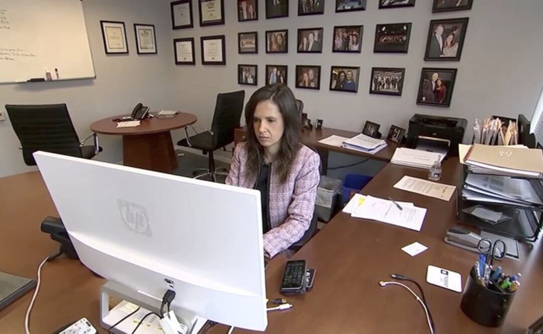 Eleanor McManus dijo que cuando tenía 21 años fue a buscar trabajo a ABC News y el periodista político Mark Halperin trató de besarla durante un encuentro en su oficina (Foto: AP)