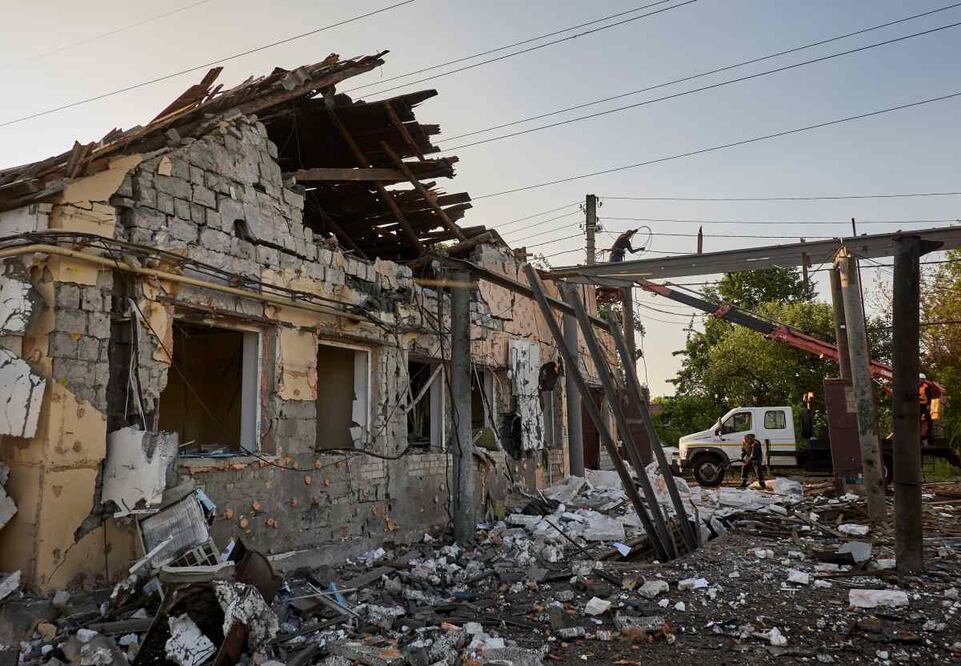 Rescatistas ucranianos trabajan en el lugar del bombardeo tras un ataque combinado nocturno en Járkov, Ucrania, el 2 de junio de 2025, en medio de la invasión rusa en curso. Según el Servicio Estatal de Emergencias de Ucrania (SES), al menos seis personas, incluido un niño, resultaron heridas como consecuencia de los ataques con drones y cohetes contra una zona residencial de Járkov. Foto: EFE