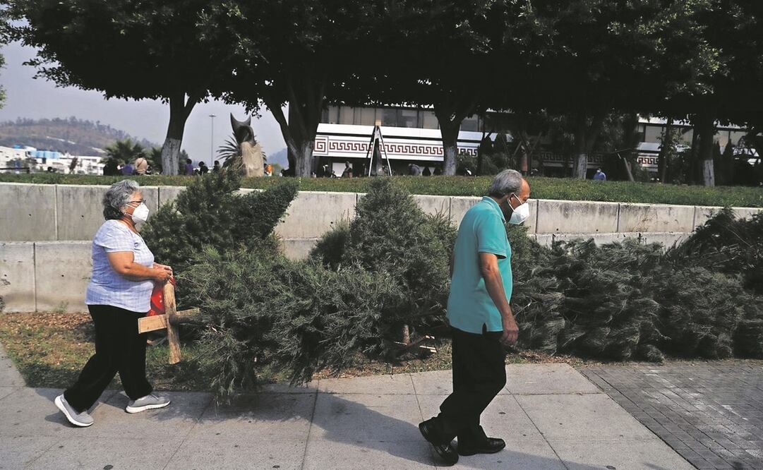 Los desechos de las festividades decembrinas, como decoraciones, pirotecnia y árboles de Navidad, provocan un importante incremento en los niveles de contaminación durante el mes de enero. Fotos: Especiales 