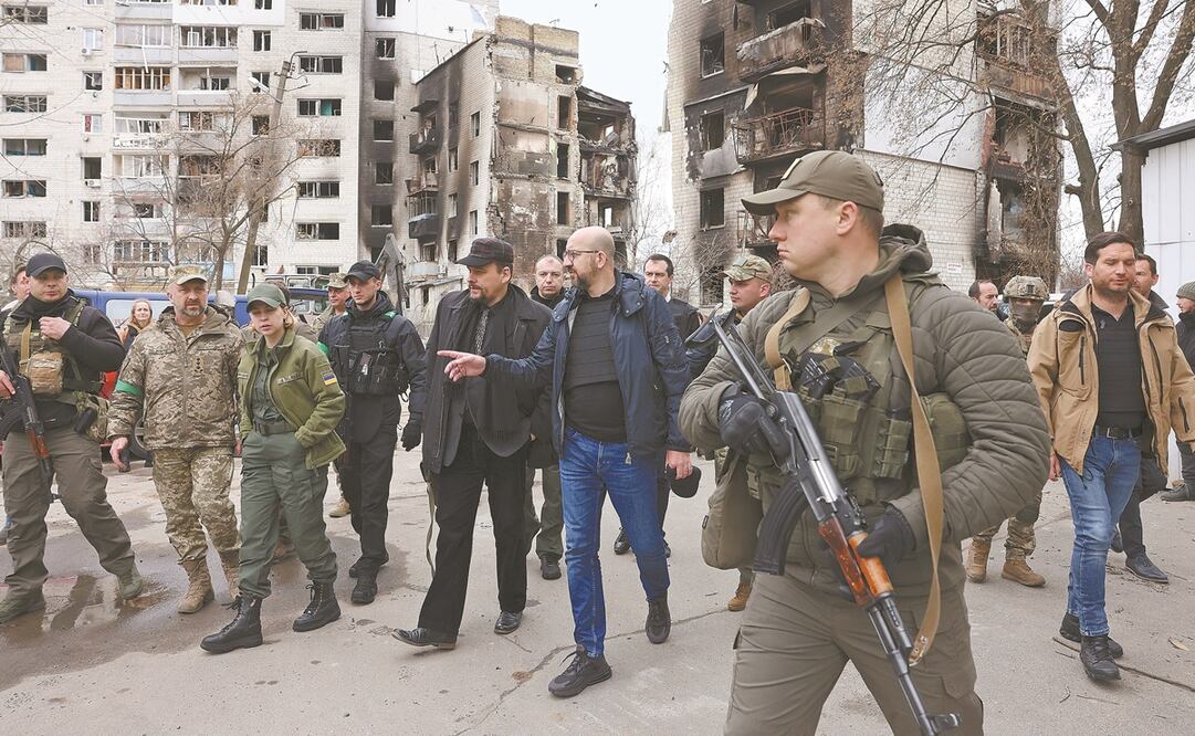 Charles Michel, presidente del Consejo Europeo (centro), ayer en la región de Borodyanka, Ucrania. Foto: DARIO PIGNATELLI. AP