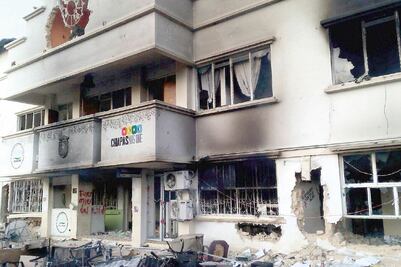Acusan despojo e incendian alcaldía