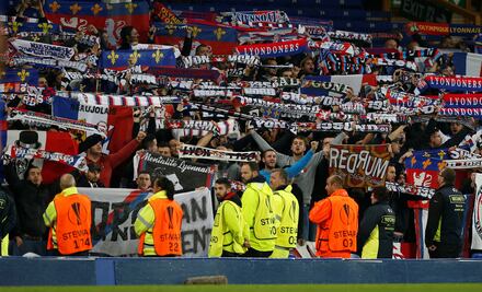 Everton veta a seguidor que agredió a portero del Olympique de Lyon