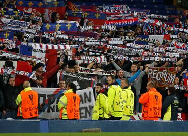 Everton veta a seguidor que agredió a portero del Olympique de Lyon