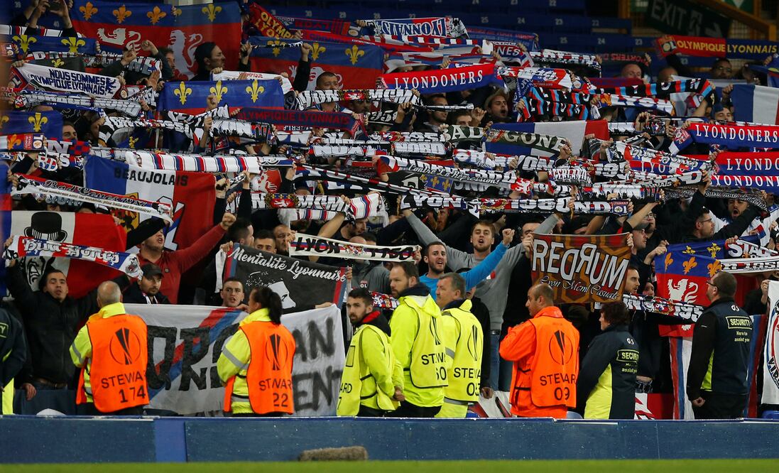 Everton veta a seguidor que agredió a portero del Olympique de Lyon 