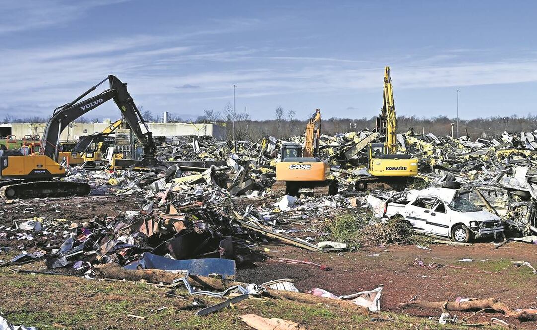 Equipos de emergencia, en un “montón de escombros” de la fábrica de velas en Mayfield, Kentucky, tras el paso de los tornados. Troy Propes, director ejecutivo, estaba en el terreno con los rescatistas. Foto: Timothy D. Easley/ AP.