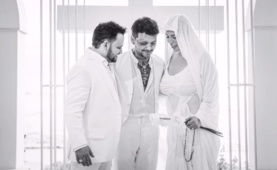 Christian Nodal acompaña a sus padres en sus bodas de plata.