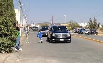Niño entrega carta a Sheinbaum en Zacatecas; pide ayuda para su papá, exempleado de Altos Hornos de México