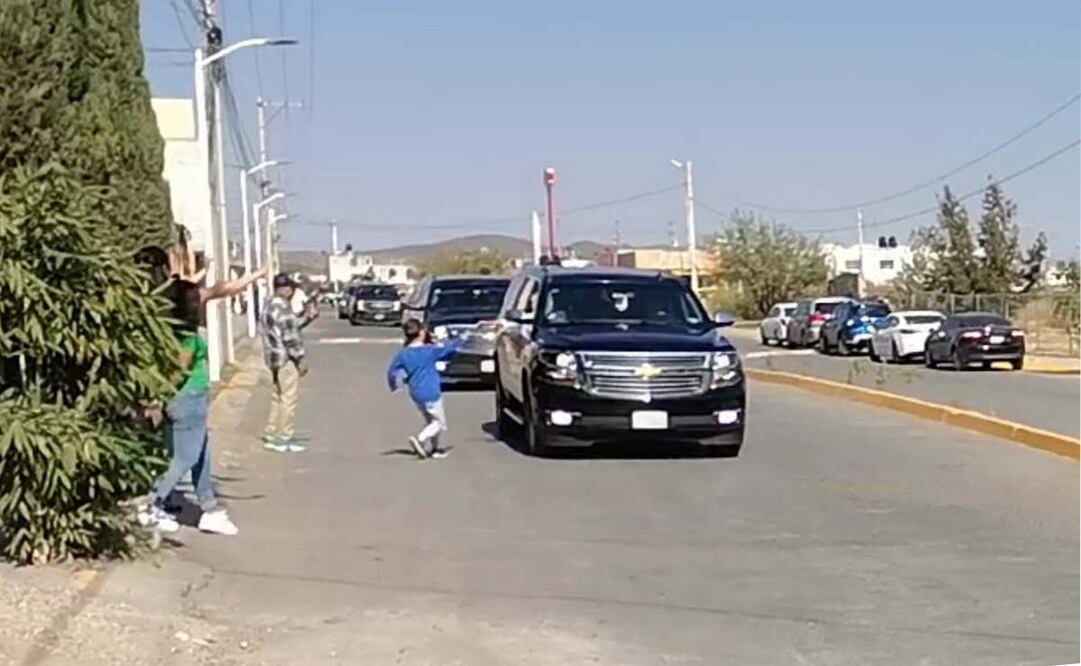 Niño entrega carta a Sheinbaum en Zacatecas; pide ayuda para su papá, exempleado de Altos Hornos de México. Foto: Eduardo DINA|EL UNIVERSAL