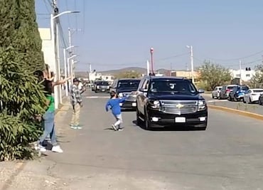 Niño entrega carta a Sheinbaum en Zacatecas; pide ayuda para su papá, exempleado de Altos Hornos de México