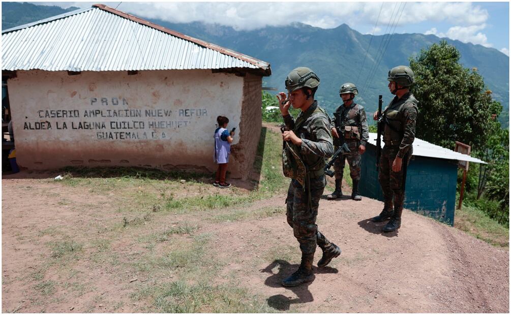 Soldados del ejército de Guatemala vigilan cerca a una escuela donde están refugiados pobladores del estado sureño mexicano de Chiapas este jueves, en la comunidad Ampliación Nueva Reforma, en Huehuetenango (Guatemala). EFE / David Toro