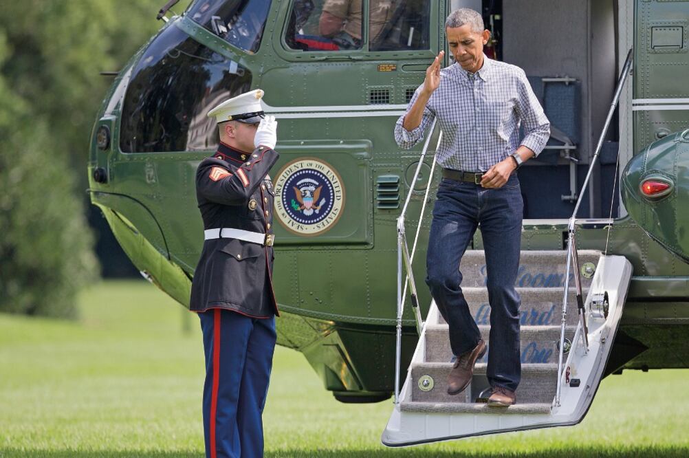 El presidente estadounidense Barack Obama saluda a un guardia de honor, a su regreso a la Casa Blanca el domingo, desde su residencia de Campo David (MANUEL BALCE CENETA. AP)