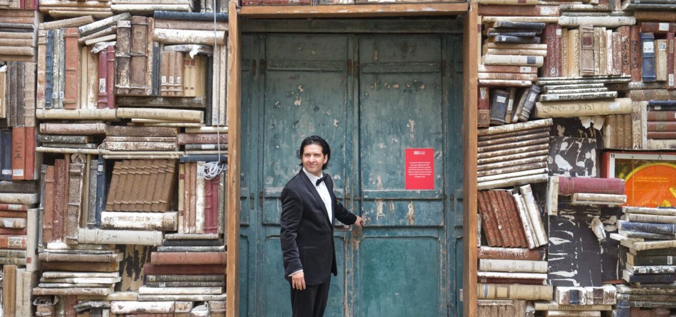 “Óscar de la Torre, tenor mexicano celebrado internacionalmente, ha interpretado más de 150 veces Carmina Burana, actuado en escenarios como el Musikverein de Viena y el Palacio de Bellas Artes, y recientemente fue distinguido como Doctor Honoris Causa (2024).” Crédito: Página oficial del artista