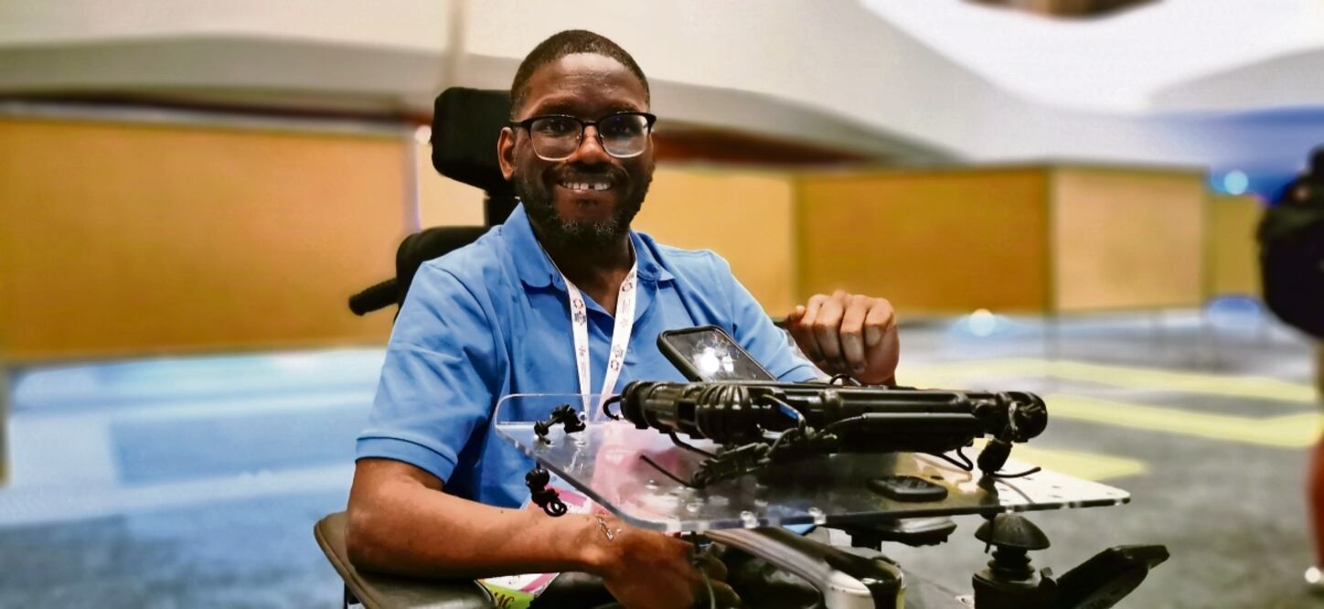 Kevin Williams nació con diagnóstico de cuadriplejia y estudió Ciencias en Computación. A los 16 años su terapeuta le diseñó un programa para comunicarse. Hoy a los 45 años participa en ponencias y trabaja en casa. Foto: Adriana Varillas / EL UNIVERSAL