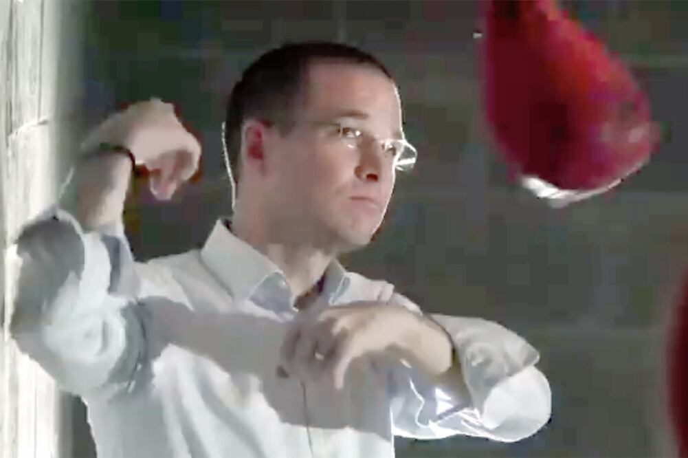 El candidato presidencial compartió un video en el que practica con una pera de box como una forma de “rel a ja rse”, previo al encuentro que sostendrá hoy contra sus oponentes en la UABC. Foto: TOMADA DE TWITTER