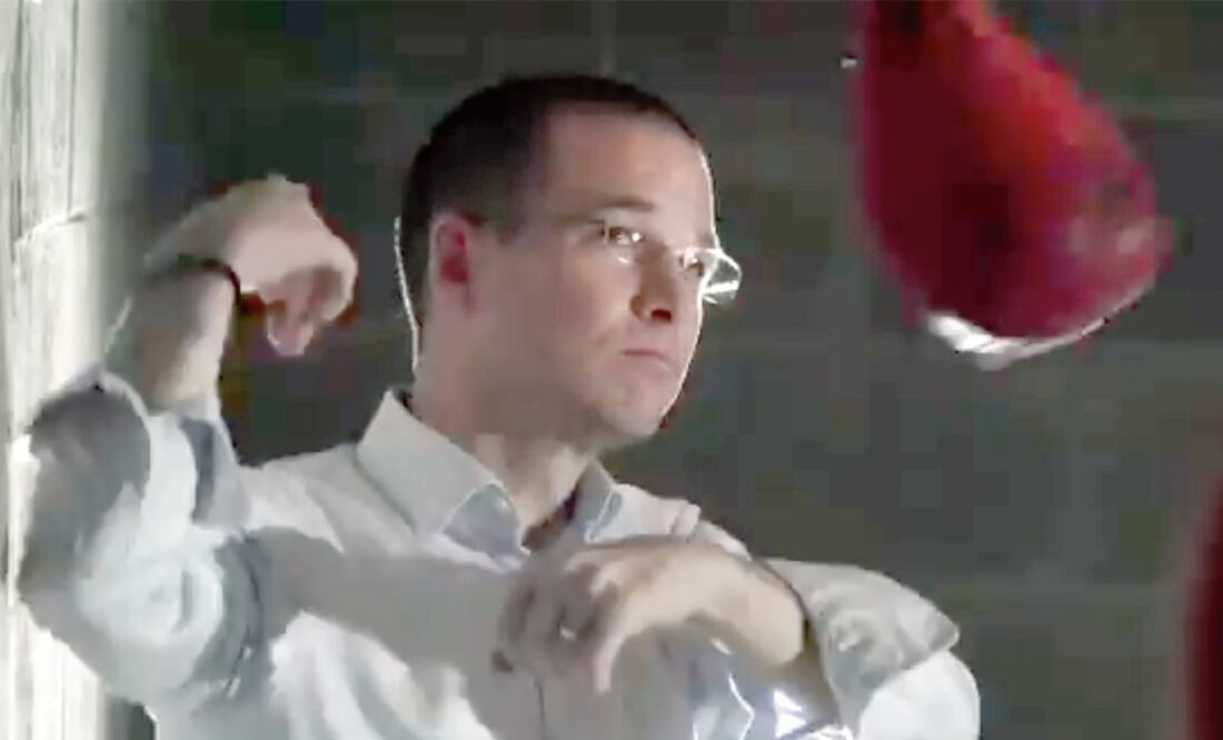 El candidato presidencial compartió un video en el que practica con una pera de box como una forma de “rel a ja rse”, previo al encuentro que sostendrá hoy contra sus oponentes en la UABC. Foto: TOMADA DE TWITTER