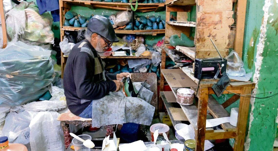El distintivo de la marca de calzado que produce Flon es la calidad de sus productos, porque son zapatos hechos a mano con piel genuina. Foto: Diego Prado / EL UNIVERSAL