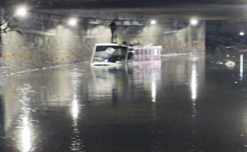 Camión bajo el agua. Foto: Especial