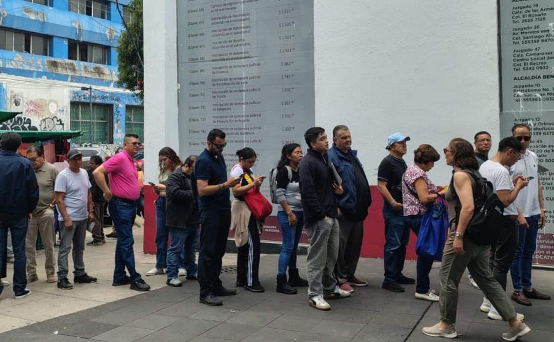 Personas realizan fila en las oficinas del Registro Civil, ubicadas en Arcos de Belén en CDMX (19/07/2025). Foto: Arantxa Meave / EL UNIVERSAL