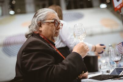 Conoce a Charlie Arturaola, el experto en vino que recorre el mundo