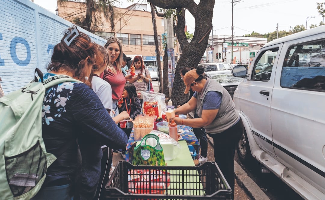 Ambulantes siguen vendiendo botanas y frituras afuera de escuelas primarias, pese a la nueva disposición de la SEP de comida sana. Foto: de Yaretzy M. Osnaya EL UNIVERSAL