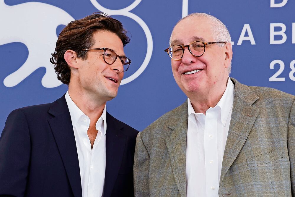 El escritor Jacob Soboroff y el director Errol Morris durante la presentación del documental. Foto: de FABIO FRUSTACI. EFE