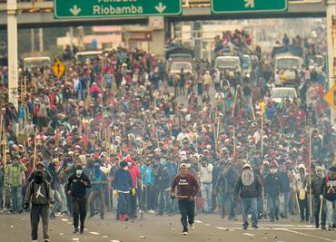 Indígenas marchan hacia Quito en protesta por alza de combustibles
