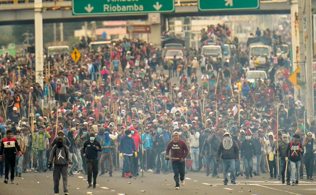 Los manifestantes provenientes de provincias del sur andino, algunos armados con palos y fuetes, avanzan desde el domingo por la noche a pie (Foto: AFP)